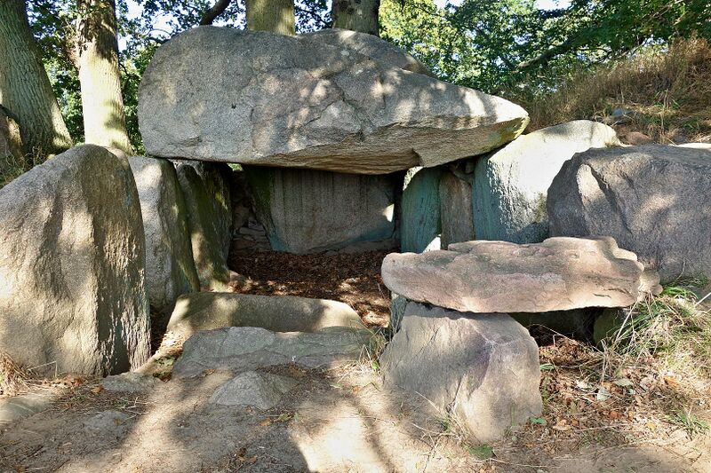 Datei:Hünengräber Lancken-Granitz 2 2.jpg