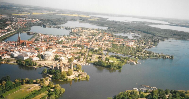 Datei:Schwerin-Luftbild 1120 (2000).jpg