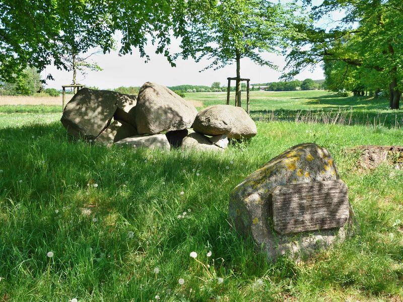 Datei:Hünengräber Basedow 2.jpg