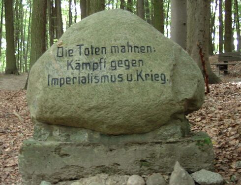 Lübz-Denkmal am Fuße des Ehrenhain.jpg