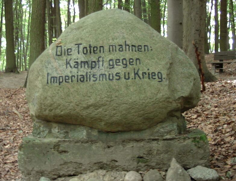Datei:Lübz-Denkmal am Fuße des Ehrenhain.jpg