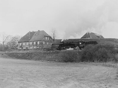 Die Bahn führte hinter den Häusern entlang. Am Ende von Bad Kleinen gab es einen Bahnübergang über die Strecke nach Rostock.