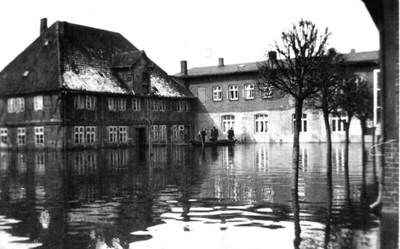 Datei:Hochwasser am Mühlenplatz 1940.jpg