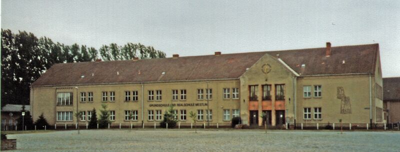 Datei:Mestlin-Schule (1999).jpg