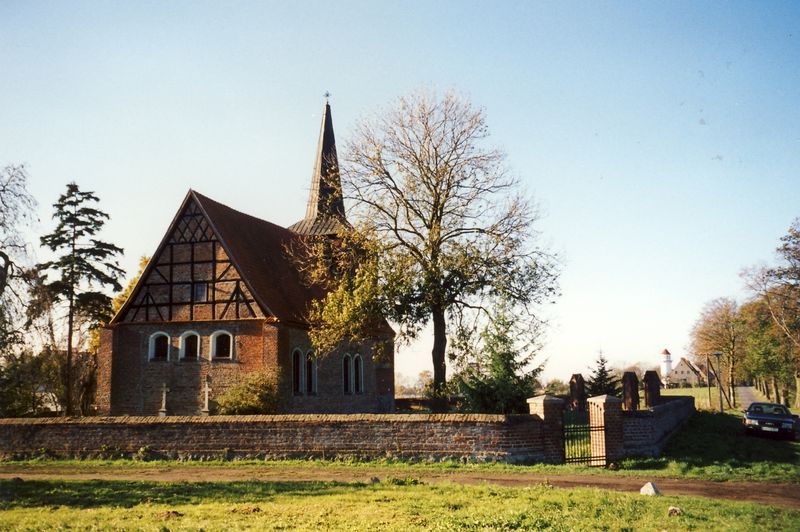 Datei:Mönchow kirche.jpg