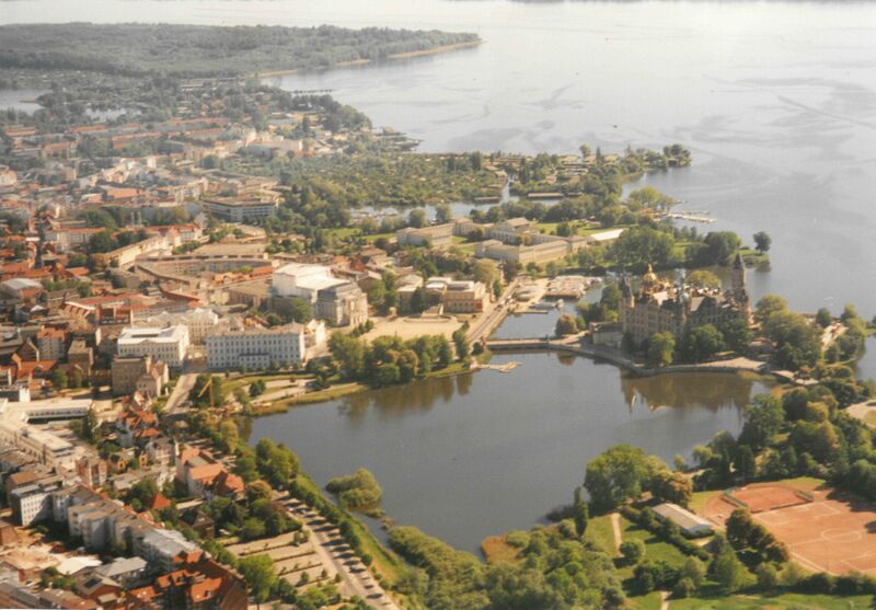 Datei:Schwerin-Luftbild 1101 (2000).jpg