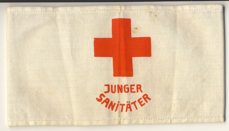 Datei:Junger Sanitäter Armbinde.jpg