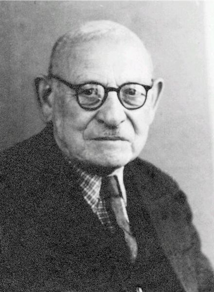 Datei:Zinnowitz-Lehrer-Schütze.jpg