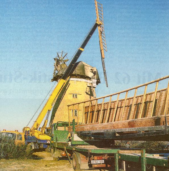 Datei:02 Mühle Flügel kommen 2002.jpg