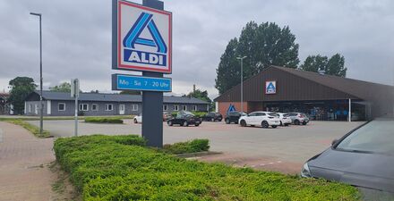 (2026) Blick auf die Gebäude der ehemaligen Gemeindeverwaltung Heute befindet sich dort ein Döner Restaurant.