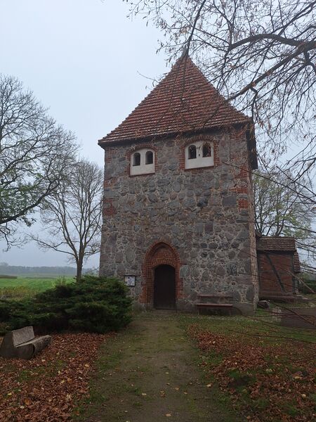 Datei:Laase-Kirche Haupteingang.jpg