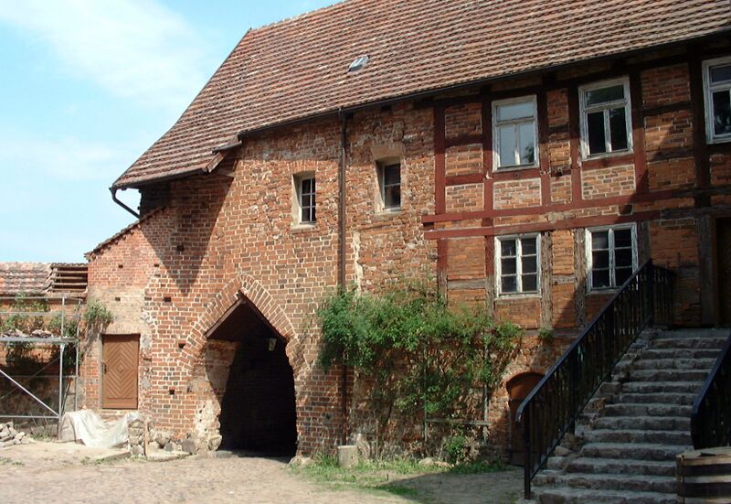 Datei:Burg Stargard-93 (2003).jpg