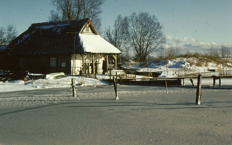 Datei:Bootshaus Winter.jpg