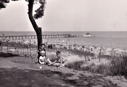 1934 Seebrücke mit Boot.jpg