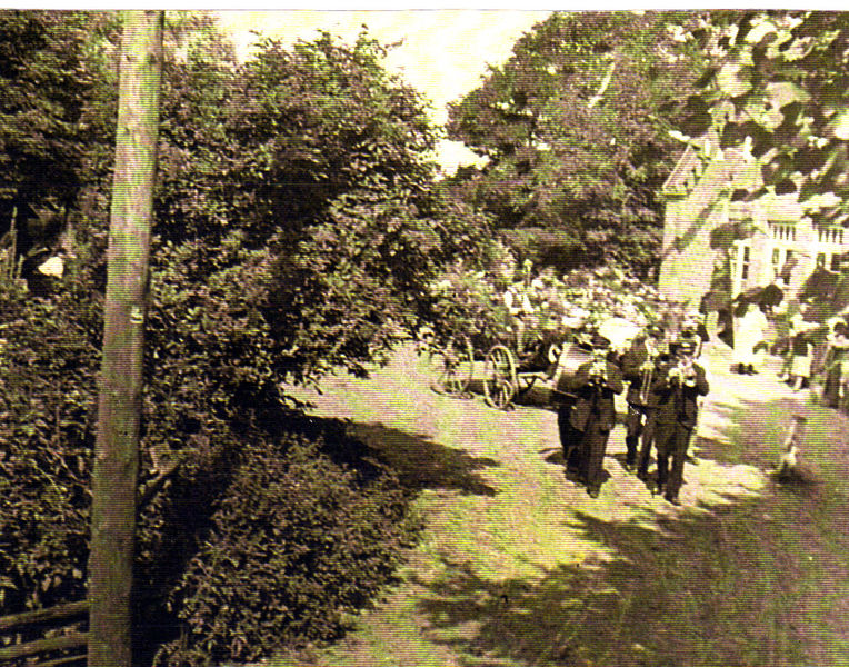 Datei:Erntefestumzug an der Schule.jpg