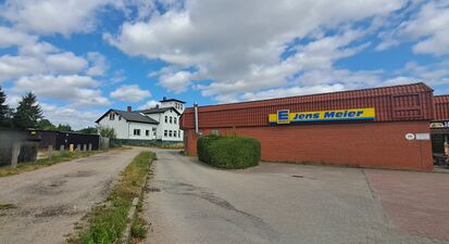hinter dem Gut das Turmhaus und der EDEKA