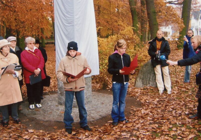 Datei:Zinnowitz-Einweihung Stele 19 11 06 (5).jpg