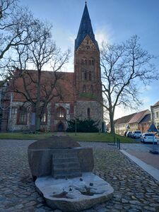 Gützkow-Fachtagung-Otto von Bamberg-Kirche Gützkow und Otto-Brunnen.jpg