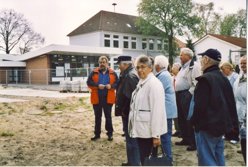 Datei:2004 vor Sporthalle.jpg