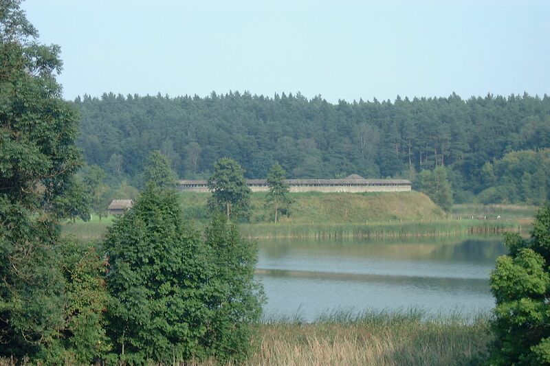 Datei:Groß Raden-Archäologisches Freilichtmuseum 06 (2002).jpg