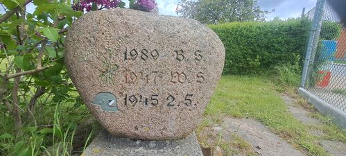 Gedenkstein und Namen der Hofbesitzer