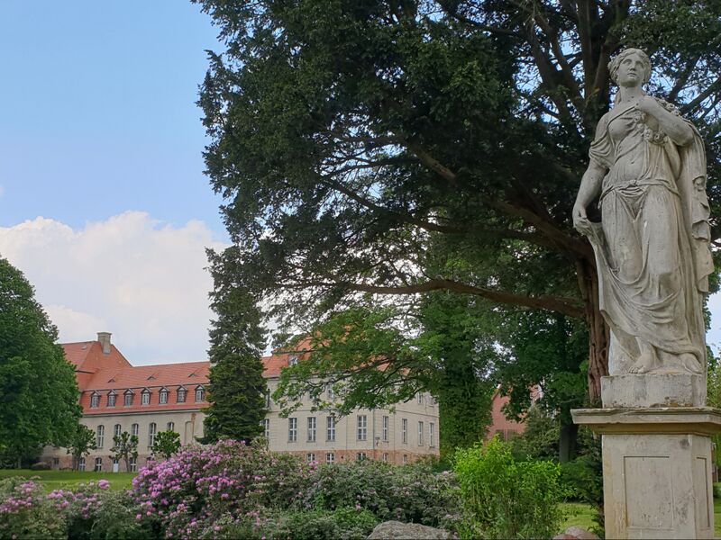 Datei:Schloss Karlsburg Parkseite.jpg