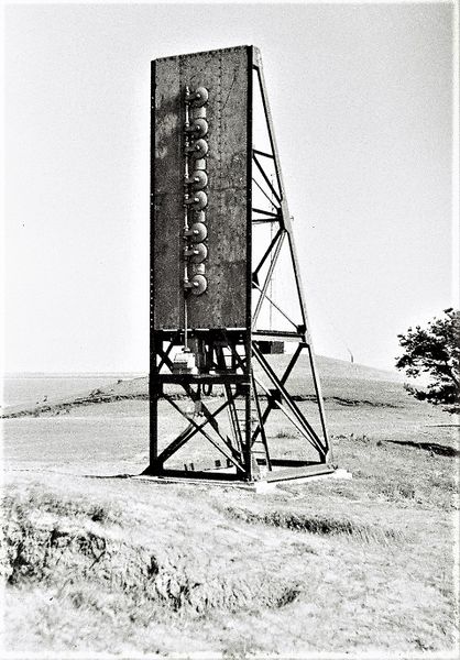 Datei:Nebelsignal Dornbusch mit Klappenantrieb 1952 Archiv WSA Stralsund .JPG