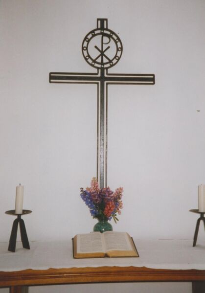 Datei:Zempin Kapelle Kreuz.jpg