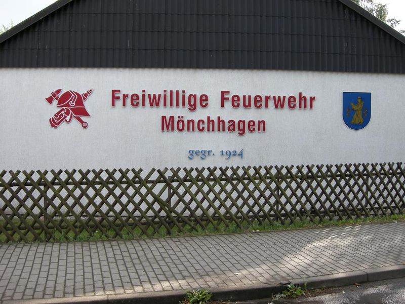 Datei:Moenchhagen feuerwehrgeraetehaus 2014.jpg