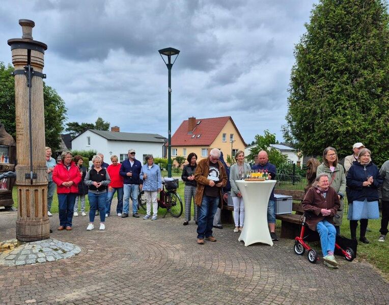 Datei:Zempin Einweihung Skulptur (10).jpg