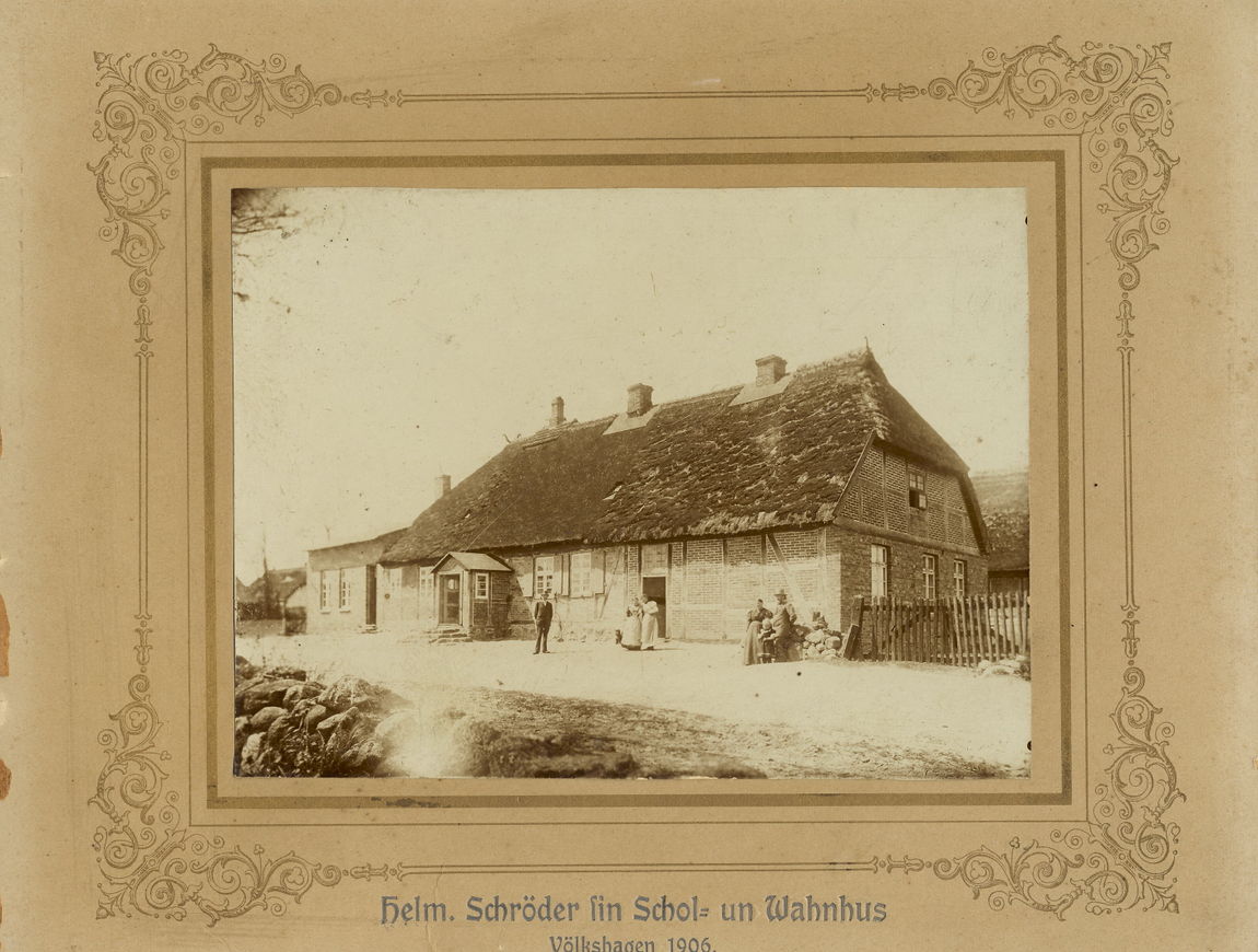 Das Schulgebäude Völkshagen und rechts davor sitzend Familie Schröder 1906
