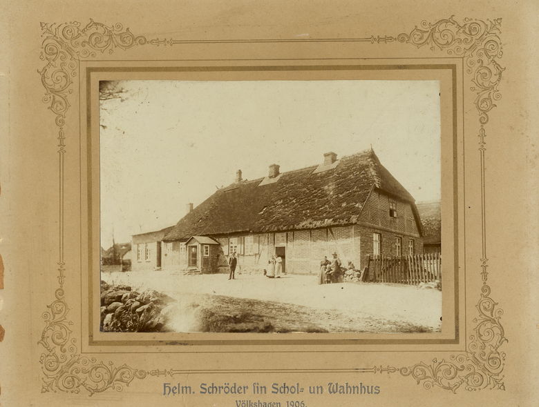 Das Schulgebäude Völkshagen und rechts davor sitzend Familie Schröder 1906