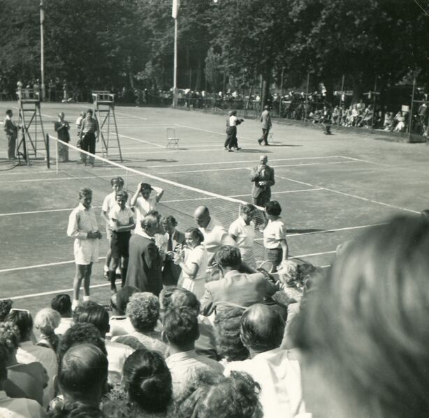 Datei:Zinnowitz-Tennis 1955-von Olaf Carnin-1.jpg