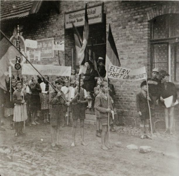 Datei:Schule, Vor den Wahlen.jpg