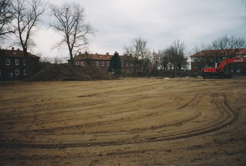Datei:2004 Schulgelände baufrei.jpg