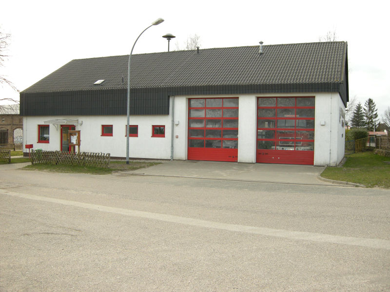 Datei:Moenchhagen geraetehaus bis 2013.jpg