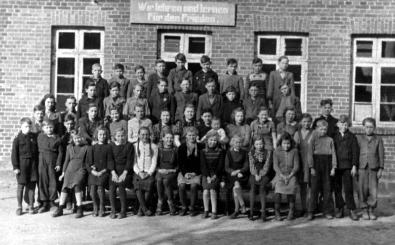 Datei:G.B. Schulbild Below.jpg
