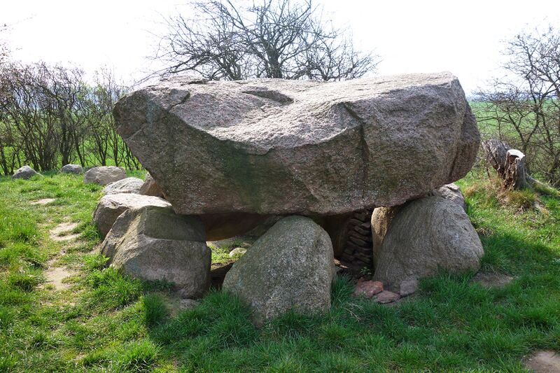 Datei:Hünengräber Garzer Hof Großdolmen 2.jpg