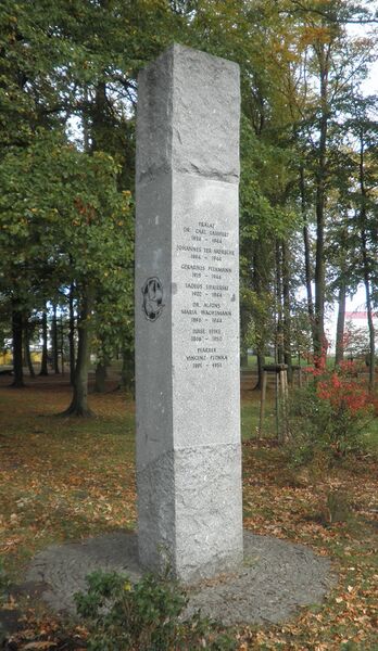 Datei:Zinnowitz Gedenkstele.jpg