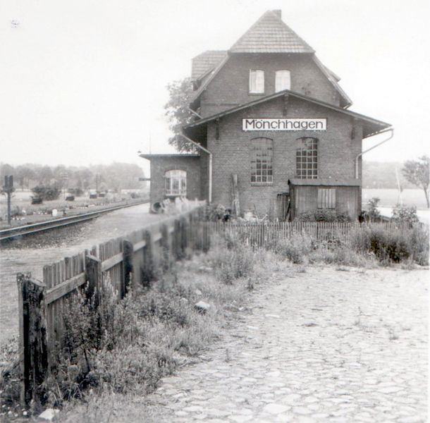 Datei:Moenchhagen Bahnhof 1950er-Jahre.jpg