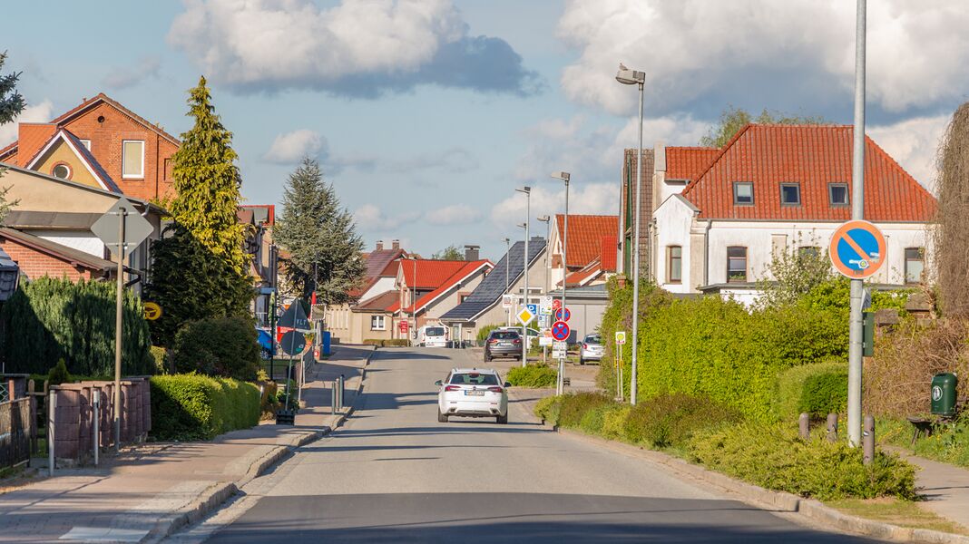 Blick in die Hauptstraße vom Bahnhofsvorplatz gesehen (2019)