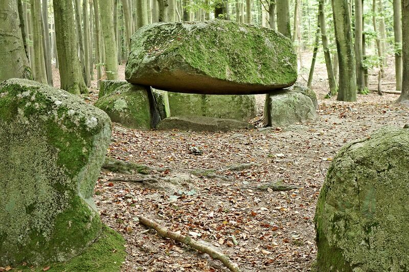 Datei:Hünengräber Sassnitz Waldhalle 1 5.jpg