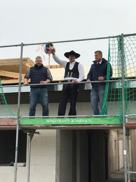 Datei:Zinnowitz-Richtfest Vereinshaus 2023-1.jpg