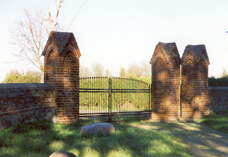 Datei:Mönchow Kirche Tor.jpg