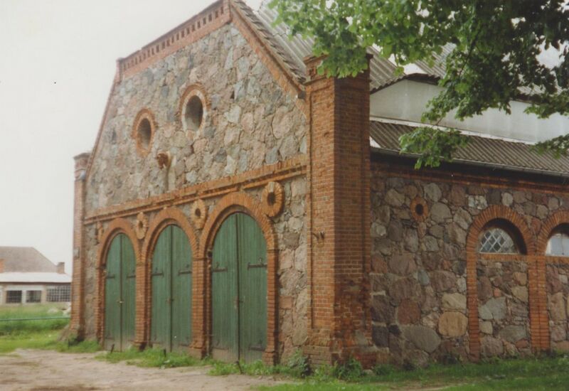 Datei:1995 Kartlow Wirtschaftsgebäude 2.jpg