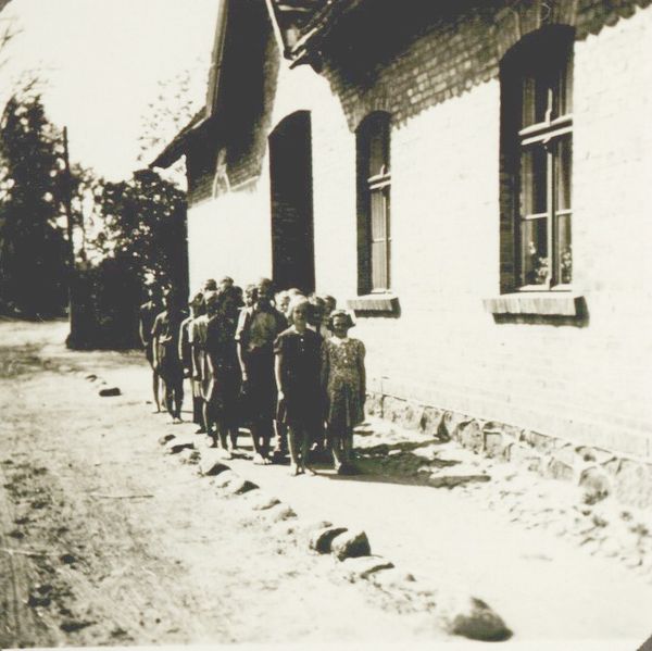 Datei:Klasse vor der Schule.jpg