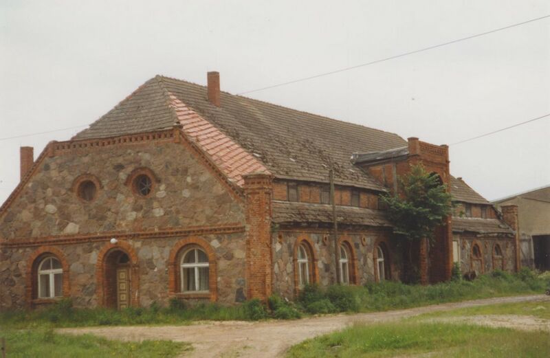 Datei:1995 Kartlow Wirtschaftsgebäude 1.jpg