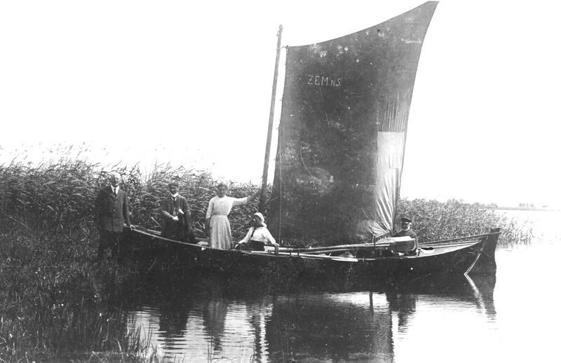 Datei:Zempin Fischerboot mit Urlaubern Wienke.jpg