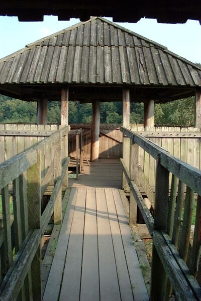 Datei:Groß Raden-Archäologisches Freilichtmuseum 27 (2002).jpg