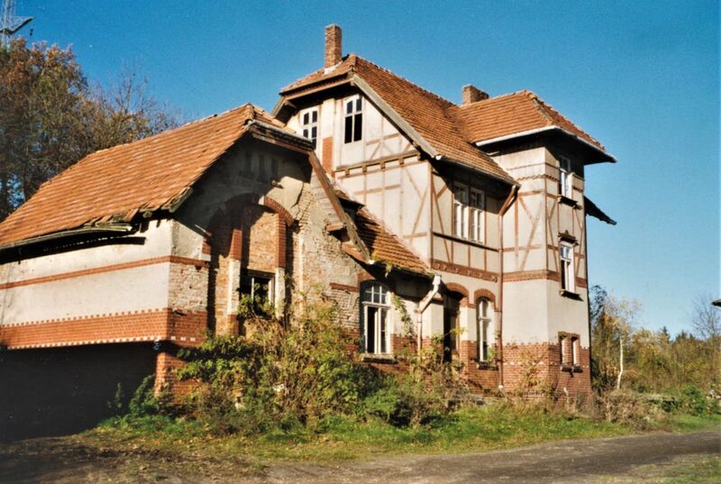 Datei:1995 Karnin Bahnhofsgebäude.jpg